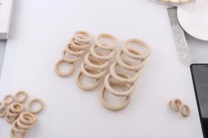 Vue de détail des anneaux en bois, anneaux naturels pour projets artisanaux DIY.