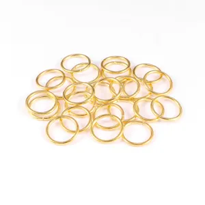 Anellini di salto dorati connettori in metallo per creazione di gioielli fai da te.