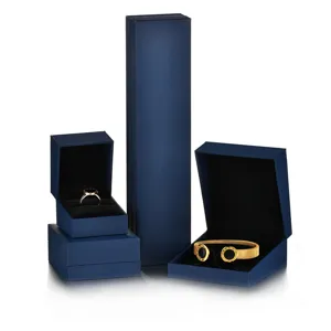 Dunkelblaue Luxus Schmuck Geschenkschachtel Set mit Ring und Armband elegant verpackt.