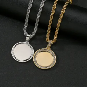 Detalle collar de foto redondo estilo europeo minimalista, cadena de cuerda de oro y plata.