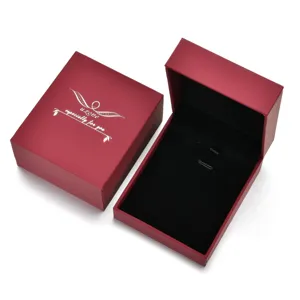 Rote Schmuckgeschenkbox Detailansicht für Halsketten und Ringe mit edlem Silberdruck.