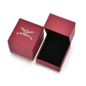 Rotes Samt Ringgeschenkbox Detail, kleine quadratische Verpackung für Halsketten und Schmuck.