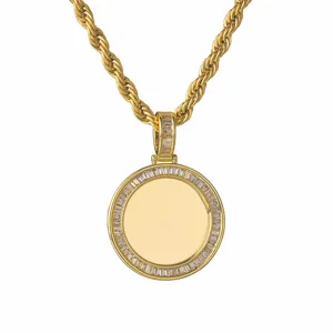 Primer plano del collar con colgante de foto redondo dorado con circonitas brillantes.