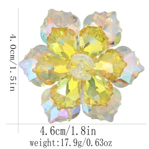 Détail d'accessoire de fleur en cristal, montrant des pétales étincelants et les dimensions.