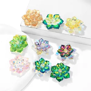 Gros plan de détails d'accessoires de fleurs en cristal multicolores aux éclats étincelants.