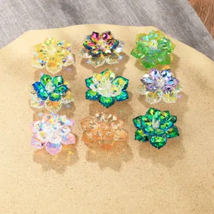 Gros plan détaillé de boutons de fleurs en cristal coloré, superbes ornements floraux à facettes.