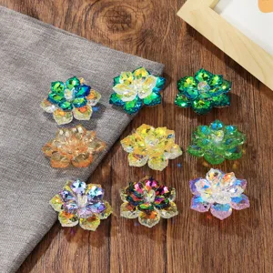Gros plan détaillé d'accessoires de fleurs en cristal multicolores sur un fond de bois.