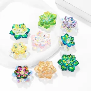 Vue détaillée de boutons et boutons de manchette en fleurs de cristal scintillantes.