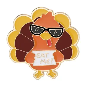 Leuke kalkoen emaille speld voor Thanksgiving met coole zonnebril en bordje voor rugzak
