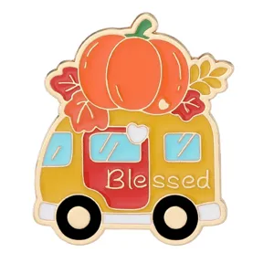 Gedetailleerde close-up van herfst pompoen camper geëmailleerde speld met feestelijk ontwerp.