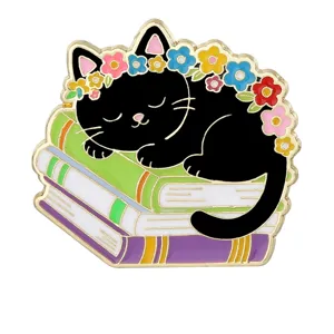 Leuke zwarte kat emaille speld met bloemenkrans slapend op boeken stijlvolle legering badge
