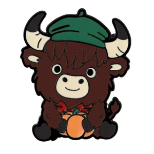Leuke cartoon yak emaille speld met groene hoed en pompoen, perfecte vakantie rugzak broche.