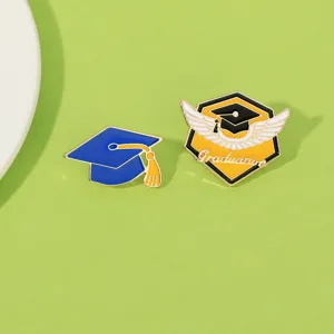 Abschluss Emaillierte Anstecknadel Set mit blauer Kappe und gefluegelter Plakette fuer Schueler.