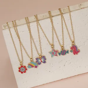 Schattige cartoon emaille ketting set met kleurrijke dino en vlinder hangers voor kinderen.