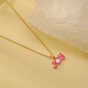 Kinderen goudkleurige ketting ketting met roze geëmailleerde joy smiley hanger voor dagelijks.