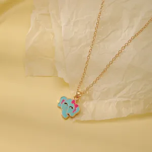 Detailfoto van de schattige blauwe olifant kinderhalsketting met een roze strik.