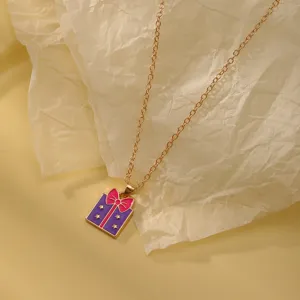 Kindergouden ketting met paarse cadeaubox hanger en roze strik, mooie detailopname.