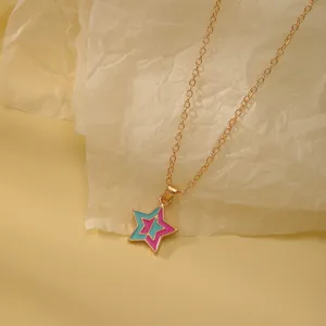 Gouden kinder ketting met een schattige roze en blauwe emaille ster hanger detail.