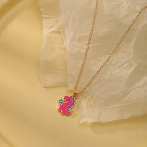 Detailopname van een schattige roze en paarse dinosaurus hanger ketting met gouden ketting.