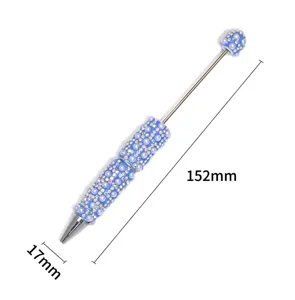 Detailaufnahme des handgefertigten Strass-Perlen-Kugelschreibers, Kristall-Schreibwaren.