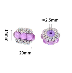 Nahaufnahme von lila Strass-Charm-Perlen mit Maßangaben und funkelnden Kristalldetails.