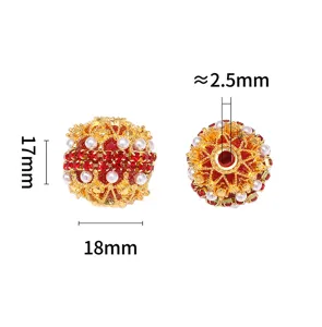 Vue détaillée de la perle luxueuse en strass dorés et perles avec une finition exquise.