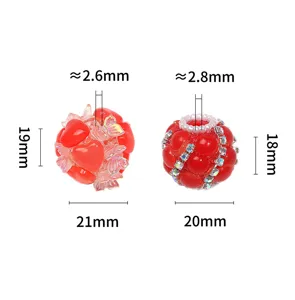 Nahaufnahme Detail bunter roter DIY Handwerksperlen mit Herz und Schmetterling Motiven.