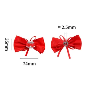 Vue détaillée des dimensions du nœud en satin rouge, accessoire de bricolage fait main.