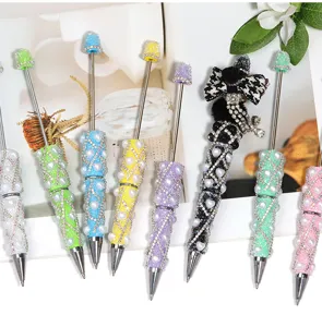 Bunte DIY Perlen Glitzer Kugelschreiber Detailansicht, süße funkelnde Büro Schreibwaren.