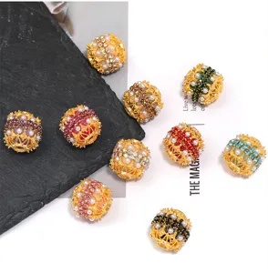 Breloques perles strass dorées, vue détaillée style cour vintage pour fabrication bijoux.