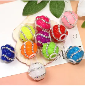 Bunte Harz Strass Perlen Detailansicht, handgemachte DIY lose Perlen fuer Handyketten Taschen.