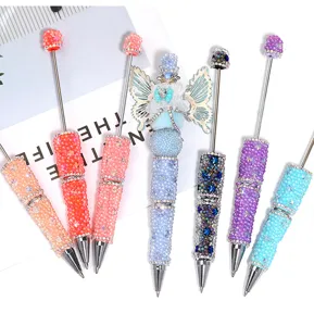 Dettagli della penna a sfera colorata in strass DIY con diamanti di cristallo scintillanti.