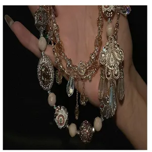 Vue détaillée du bracelet de perles multicouche avec cristaux brillants et breloques en métal.