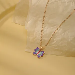 Detailweergave van schattige kinder goudkleurige legering emaille vlinder hanger ketting.