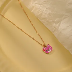 Goudkleurige fijne ketting detail met een schattige roze cartoon beer hanger ontwerp.