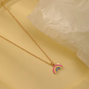 Leuke kinder goudkleurige ketting met een kleurrijke regenboog en kroon hanger.