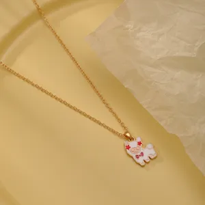 Detail van een schattige cartoon dierhanger ketting met een gouden ketting en emaille hanger.
