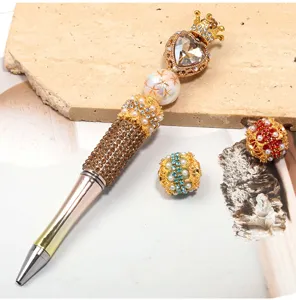 Stylo à perles fait main style cour de luxe avec strass, perles et perles de rechange.