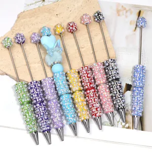 Handgemachte DIY Perlen Kugelschreiber mit bunten Strasssteinen und Perlen als Schülergeschenk.