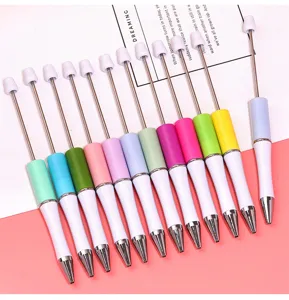 Bolígrafos de cuentas DIY coloridos con varillas metálicas telescópicas y mangos de plástico.