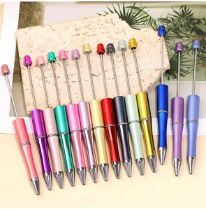 Primer plano detallado de bolígrafos DIY metálicos de colores con cuerpo degradado y varilla.