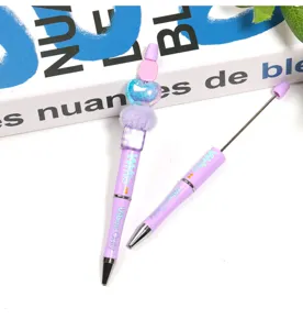 Bolígrafo de cuentas DIY con pompón bonito y diseño morado, herramienta de papelería creativa.