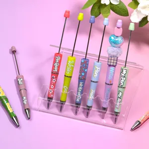 Set de bolígrafos de cuentas DIY coloridos con bonitos estampados de letras inglesas y soporte acrílico.
