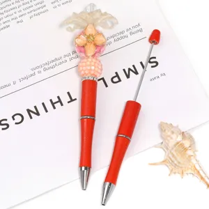 Boligrafo de cuentas DIY con cuerpo purpurina roja y lindo adorno flor pedreria para escribir.