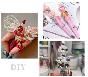 Dettagli in primo piano della penna a sfera di perline strass DIY con cristalli brillanti.