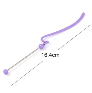 Vista dettagliata del segnalibro in perle di metallo, design viola elegante, cancelleria.