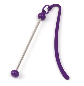 Primo piano dettagliato del segnalibro fai-da-te in metallo con gancio viola e bastoncino.