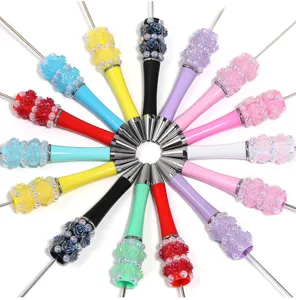 Bolígrafos de pintura de diamante DIY coloridos con asas de resina de rosa y perlas.