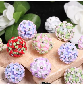 Nahaufnahme Detailaufnahme von bunten Kunstharz Blumen Strass DIY Perlen für Handyketten.