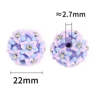 Detailansicht von lila und blauen Harzblumenperlen mit Strass, ca. 22mm Größe.